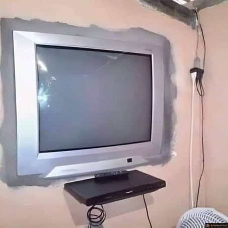 Accrocher la tv au mur en 1990