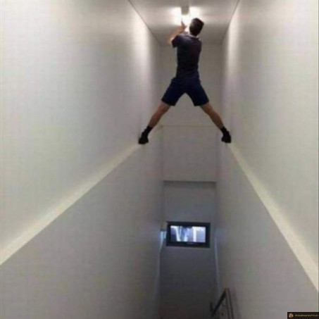 Acrobatie pour changer une ampoule