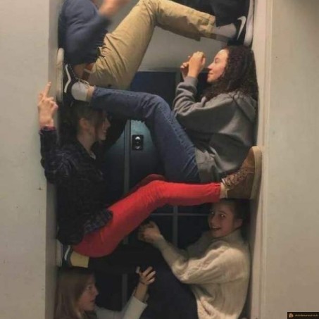 Assis sur le mur