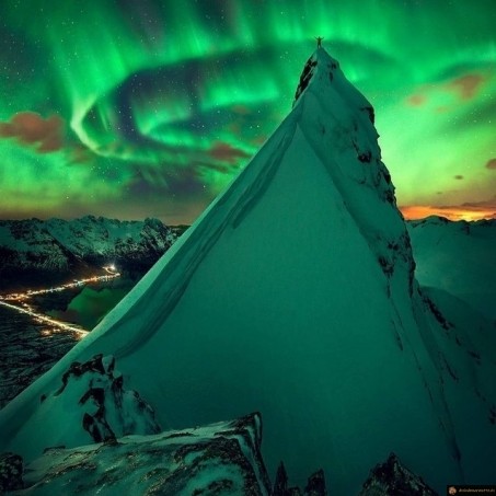 Aurore boréale en montagne