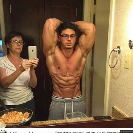 Besoin de sa mère pour un selfie