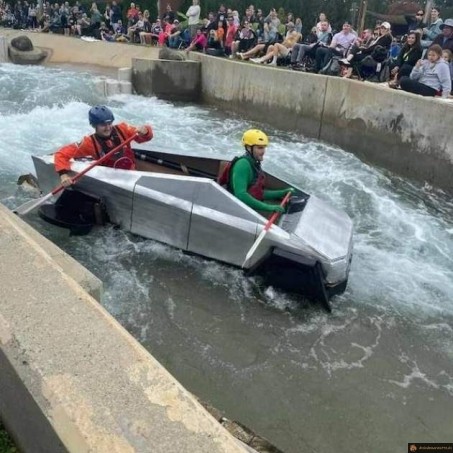 Cybertruck canoé