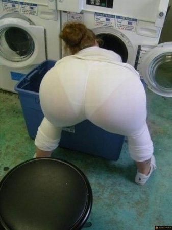 Drôle de position pour récupérer le linge