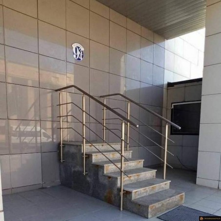 Escalier vers porte secrète