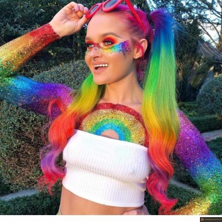 Femme arc en ciel