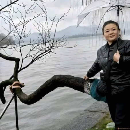Femme avec longue jambe