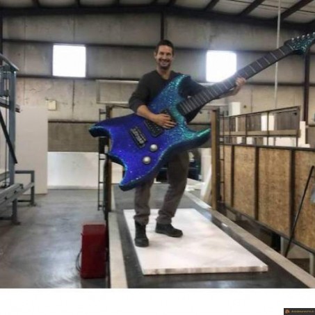 Guitare géante