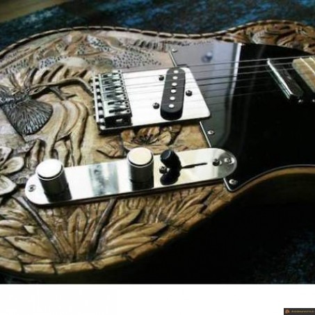 Guitare gravée en bois