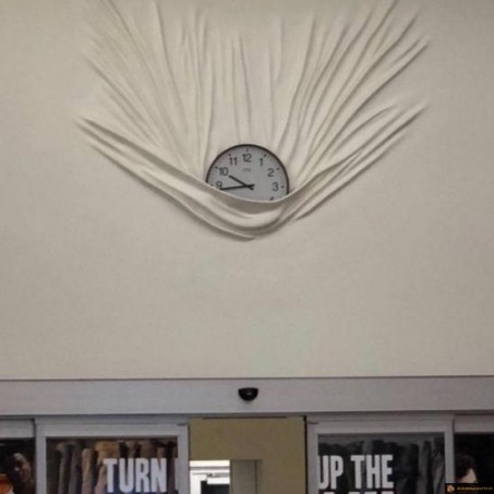 Horloge dans mur drapé
