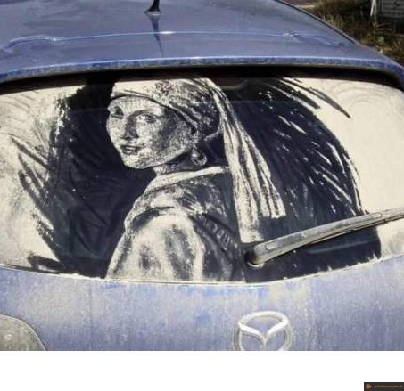 La jeune fille à la perle sur voiture sale