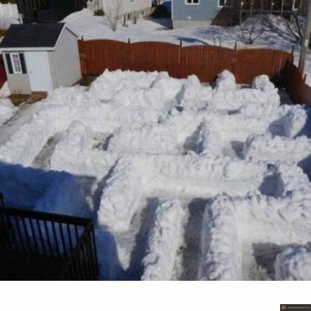 Labyrinthe de neige dans le jardin
