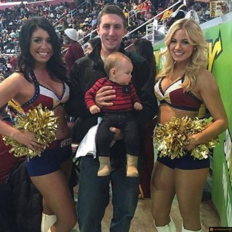 Le bébé aime bien la blonde