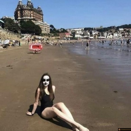 Metalleuse à la plage
