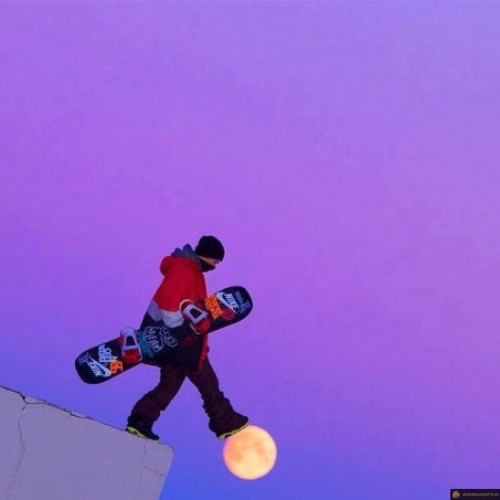 Moonsnowboarder