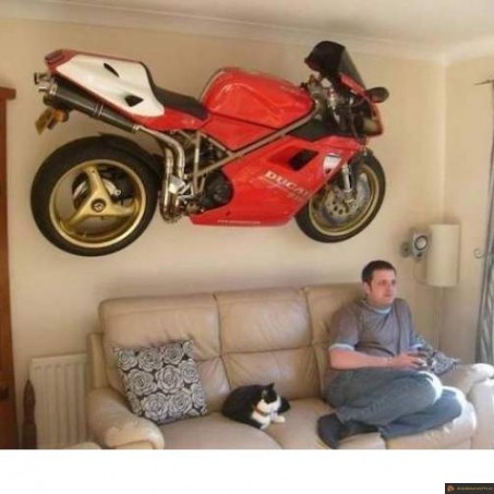 Moto dans le salon