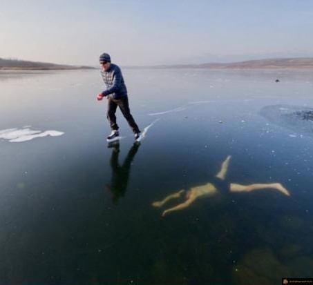 Nager sous la glace