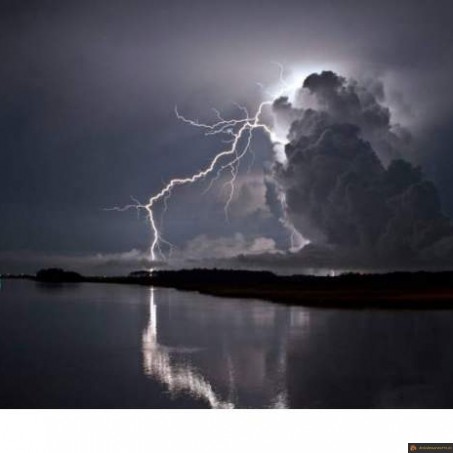 Orage sur un lac