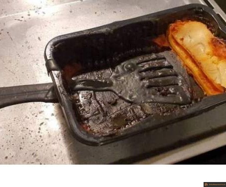 Oublier la spatule dans le four