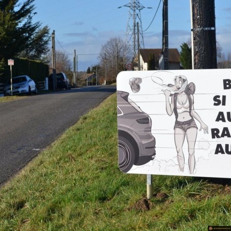 Panneau contre la vitesse dans un village