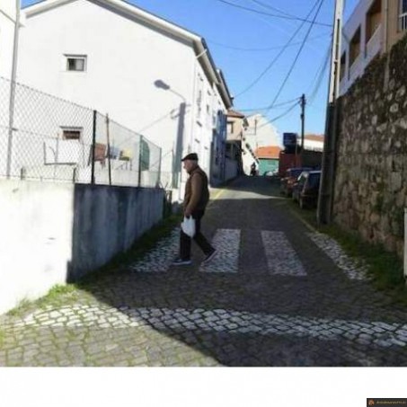 Passage piéton entre 2 murs