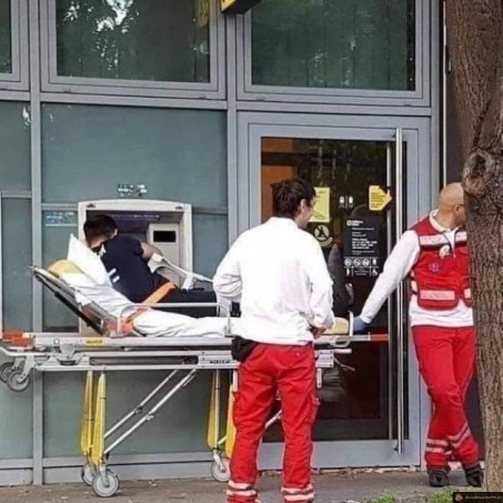 Payer l'ambulance sur le chemin