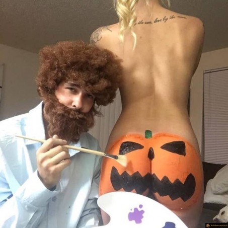 Peintre sur fesses