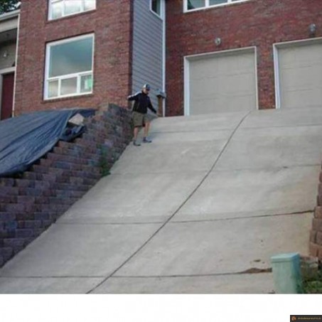Petite pente devant la maison
