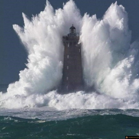 Phare dans une tempête