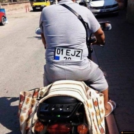 Quand la plaque d'immatriculation tient plus