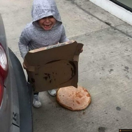 Quand tu laisses ton gosse porter la pizza
