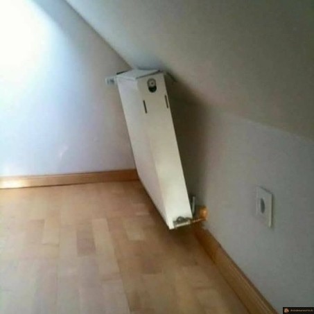 Radiateur penché sous toit