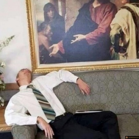 Regardez le, il dort encore