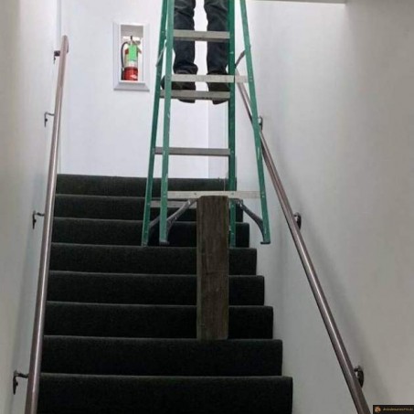 Régis dans l'escalier