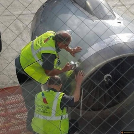 Réparation de fortune sur un avion