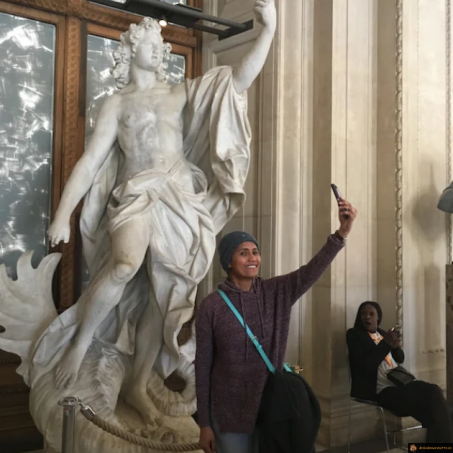 Statue selfie