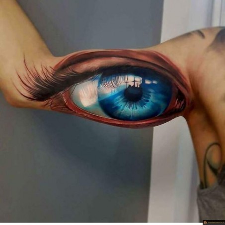 Tatouage oeil sur bras