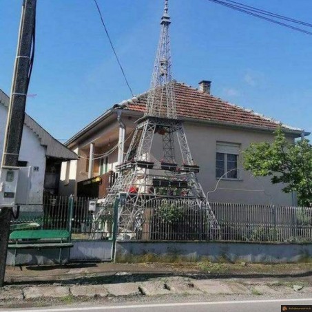 Tour eiffel dans le jardin