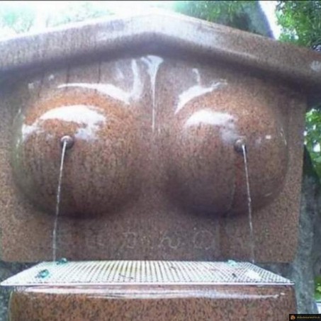 une fontaine seins