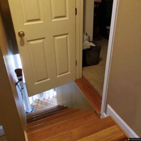 Une porte inutile dans un escalier