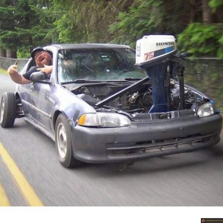 Voiture avec moteur de bateau