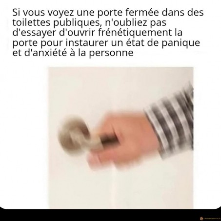 Wc public et porte fermée
