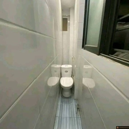 Wc très étroit
