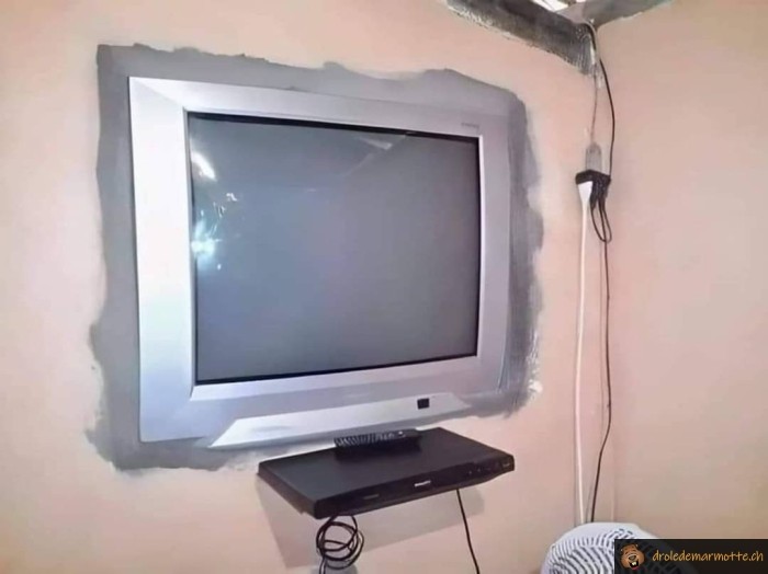Accrocher la tv au mur en 1990