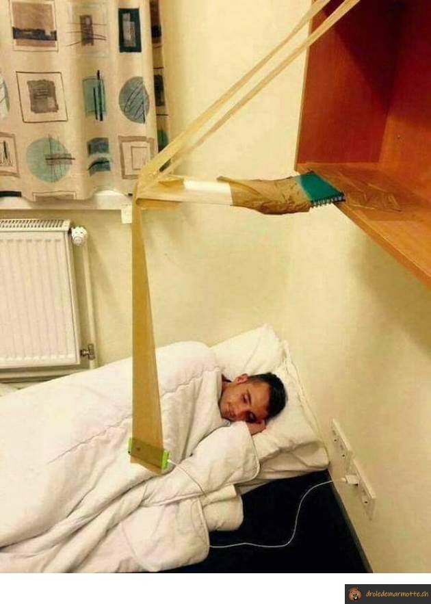 Astuce pour regarder son téléphone au lit