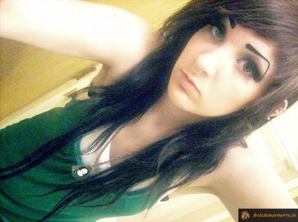 Des sourcils circonflexes