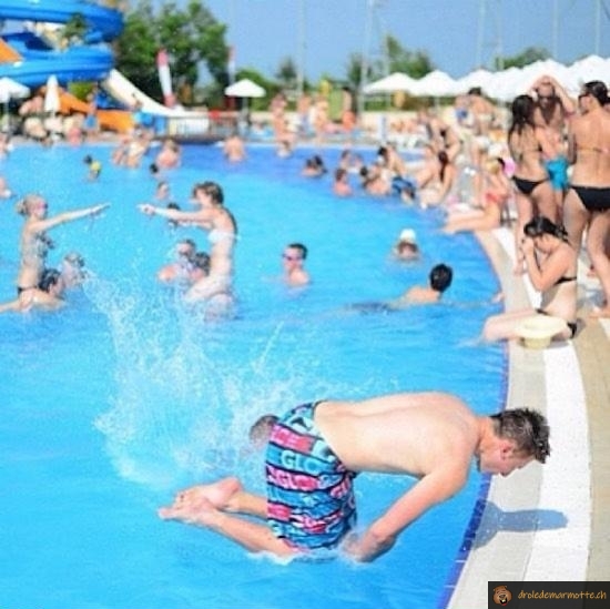 Salto raté à la piscine