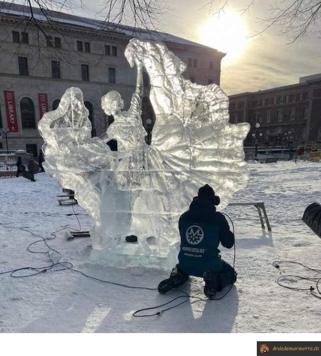 Sculpture glace femme robe