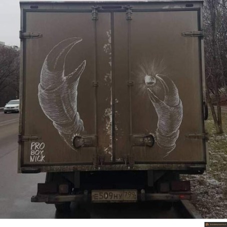 Crabe derrière camion