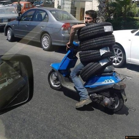 Transport de pneu en scoot