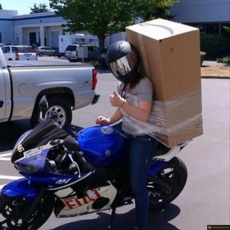 Transporter son colis à moto
